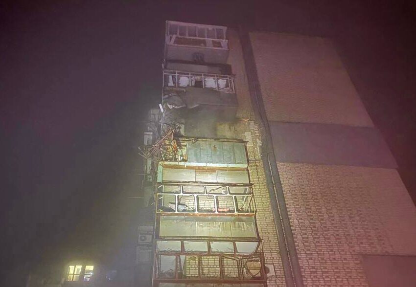 У новорічну ніч від ворожих обстрілів на Дніпропетровщині пошкоджені багатоповерхівки та поранено 48-річну жінку