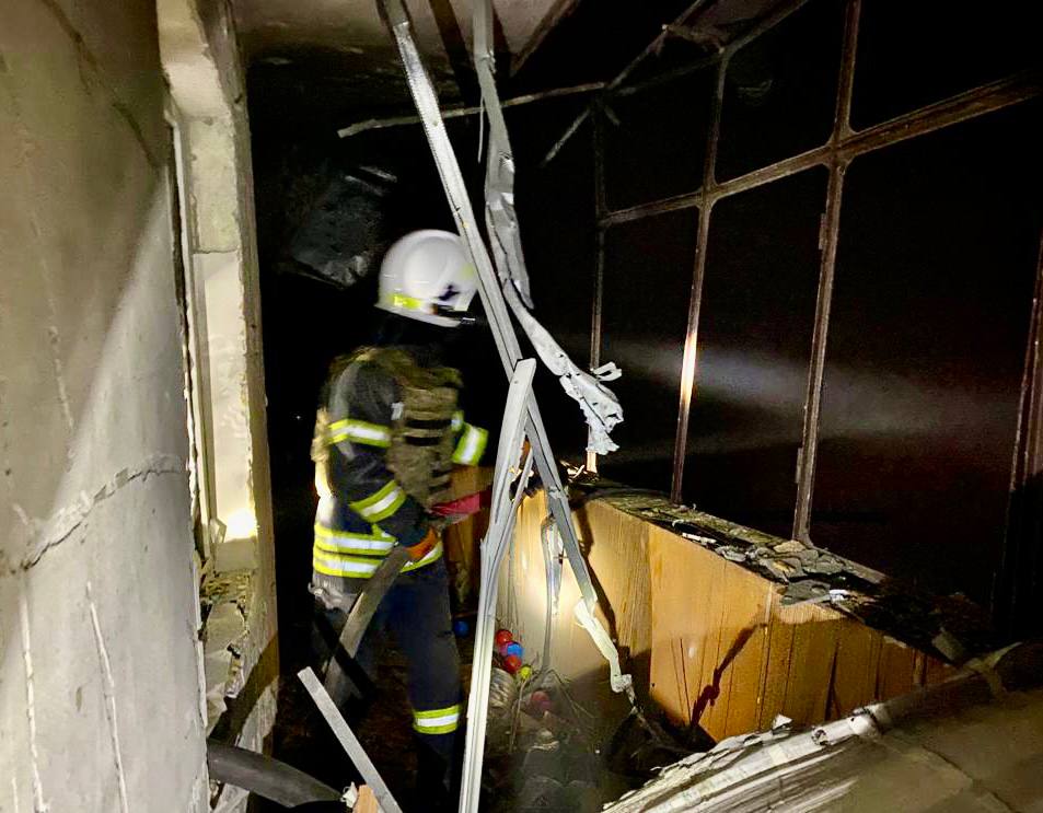 У новорічну ніч від ворожих обстрілів на Дніпропетровщині пошкоджені багатоповерхівки та поранено 48-річну жінку - ФОТО