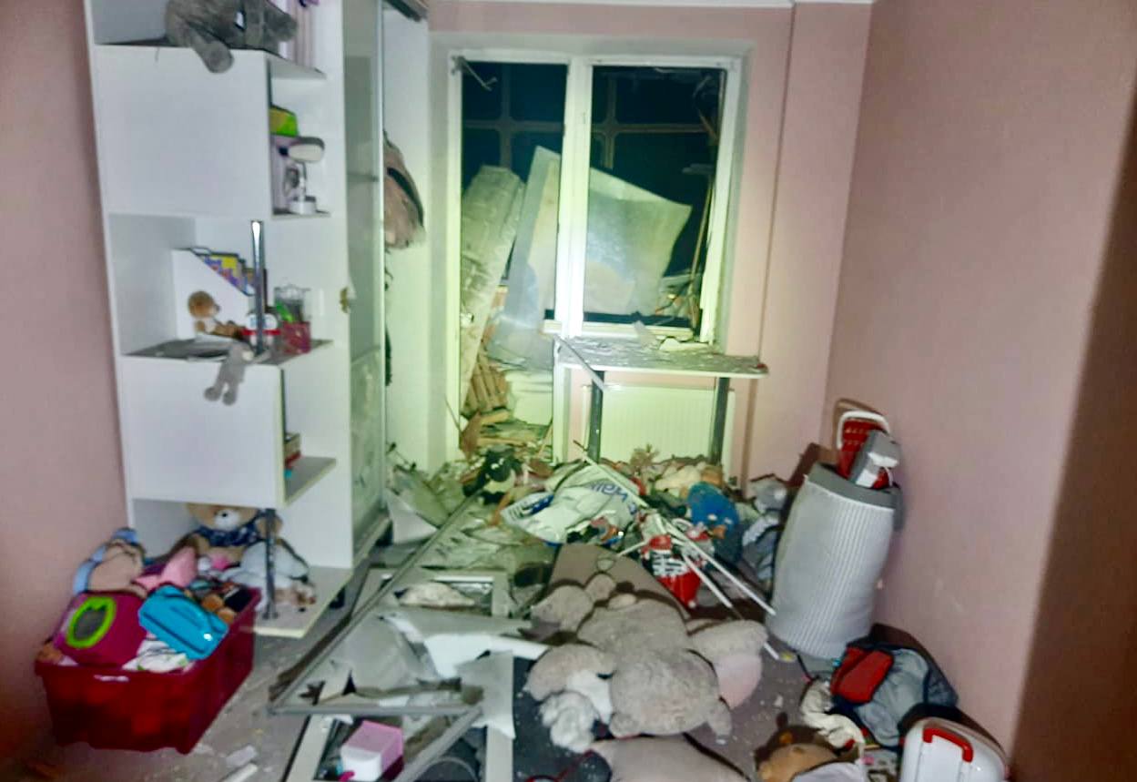 У новорічну ніч від ворожих обстрілів на Дніпропетровщині пошкоджені багатоповерхівки та поранено 48-річну жінку - ФОТО