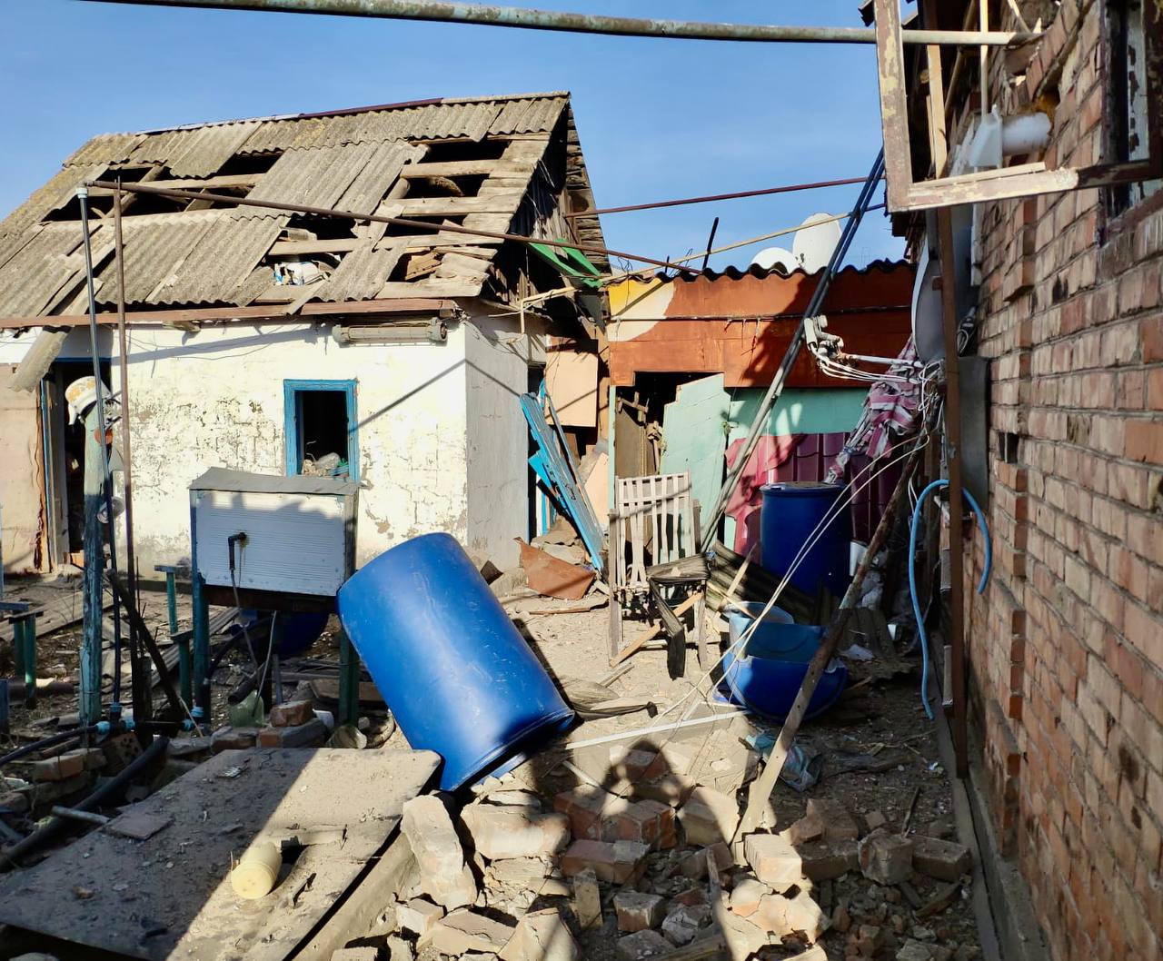 Від ранкових обстрілів ворогів на Дніпропетровщині поранено чоловіка - ФОТО