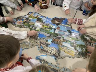 В Кам'янському Центр молодіжних ініціатив спільно з ліцеєм №13 провели благодійну акцію - ФОТО