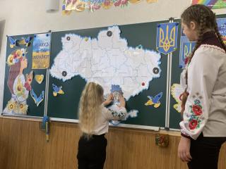 В Кам'янському Центр молодіжних ініціатив спільно з ліцеєм №13 провели благодійну акцію - ФОТО