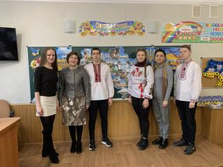 В Кам'янському Центр молодіжних ініціатив спільно з ліцеєм №13 провели благодійну акцію - ФОТО