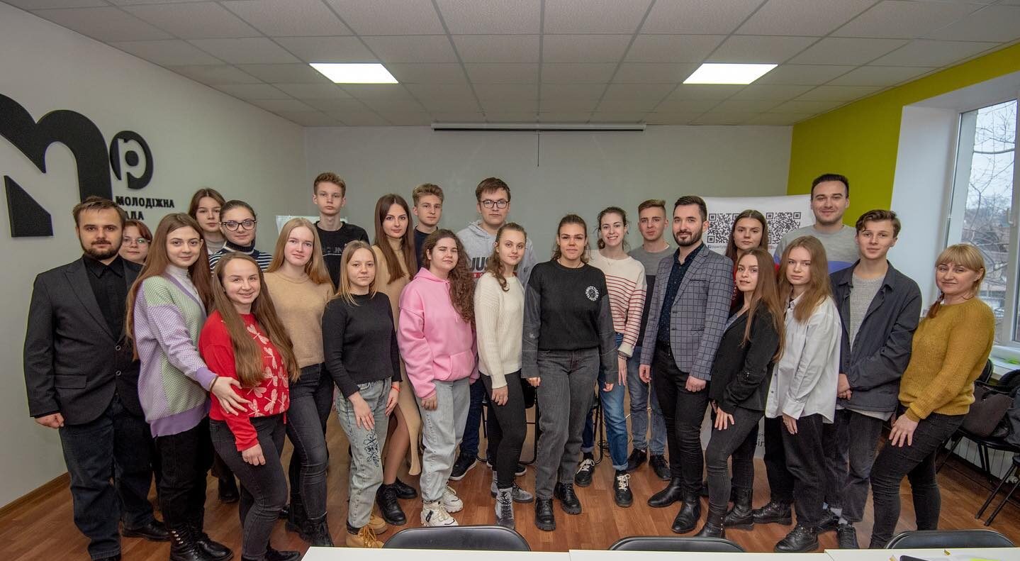 Інтелектуальний брейн-ринг за участі молоді міста відбувся у Кам’янському - ФОТО