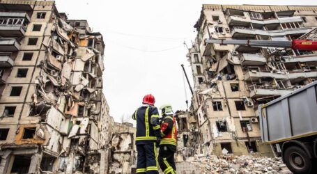 В Дніпрі на 90% розібрані уламки зруйнованого ворожою ракетою будинку, 25 людей ще розшукуються