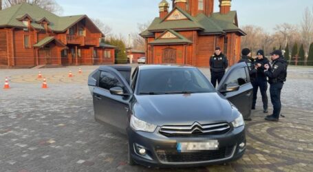 Неадекватну водійку, що ганяла по місту з дитиною у салоні, затримали у Дніпрі