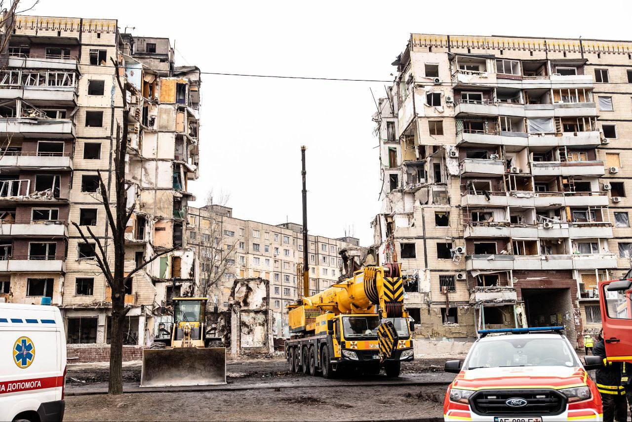 Зеленський доручив пришвидшити допомогу постраждалим зруйнованого будинку у Дніпрі - ФОТО