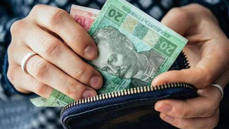 Реальні середні зарплати українців минулого року впали майже на 16%, в цьому зріст планується лише на 3,3%