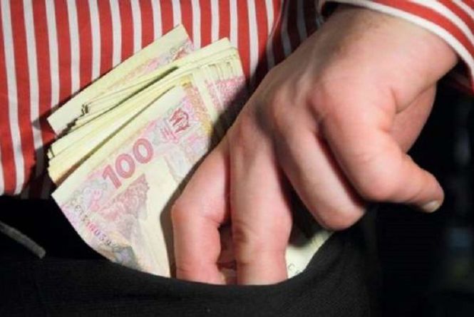 Працівник освітнього закладу в Кам’янському брехав колегам, збираючи гроші на своє лікування та підтримку військових