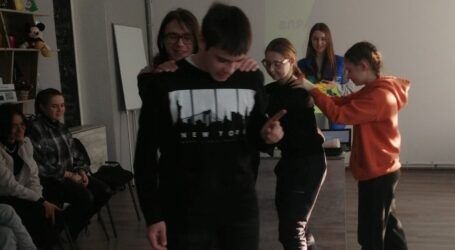 Представляти себе та спілкуватися з іншими вчились діти в «Центрі молодіжних ініціатив» Кам’янського