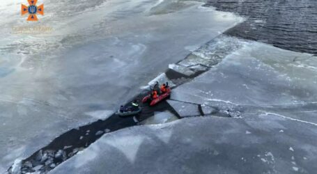 Під Кам’янським більше 40 рибалок опинилися у крижаній пастці