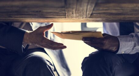 Українці назвали найбільш корумповані держслужби та установи