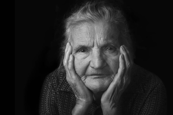 Як сповістити літню людину про втрату близького