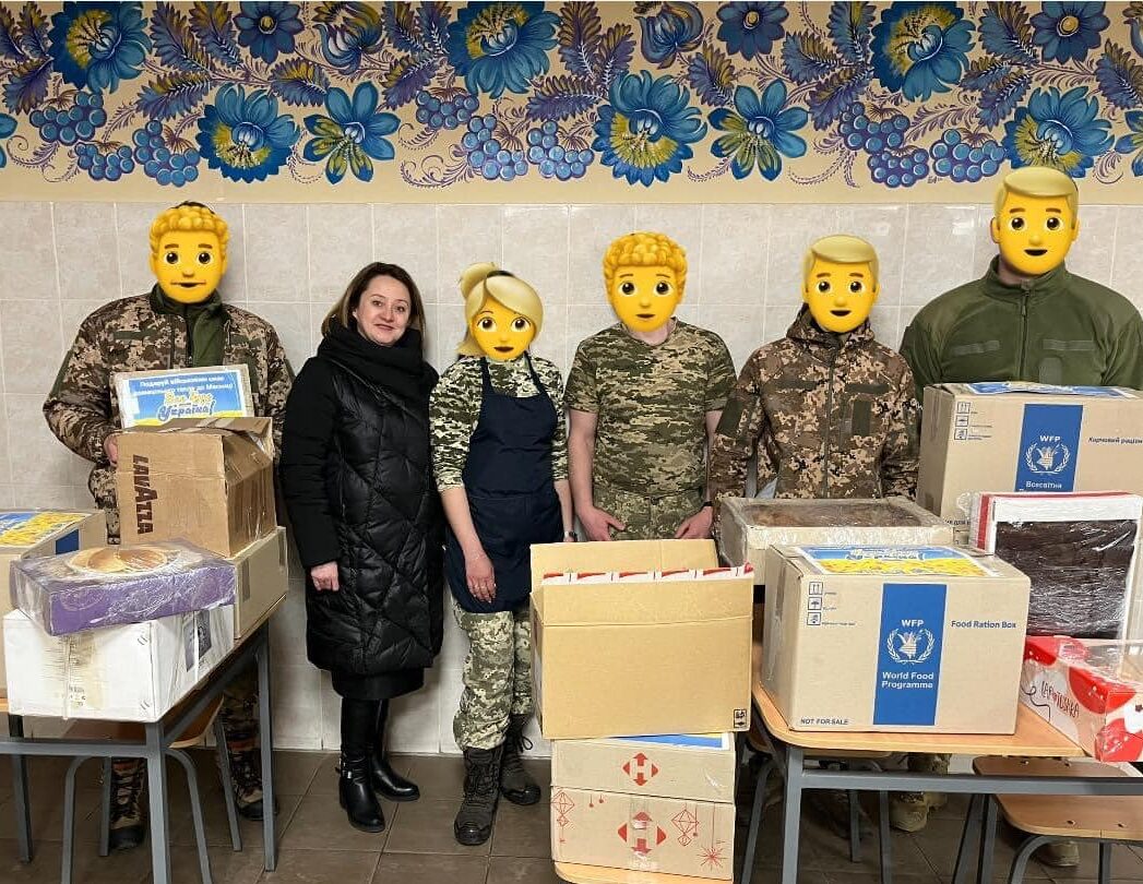 У ліцеї №16 в Кам'янському напекли млинців для захисників - ФОТО