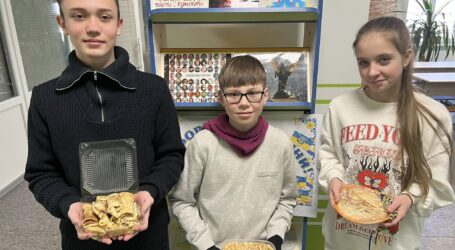 У ліцеї №16 в Кам’янському напекли млинців для захисників