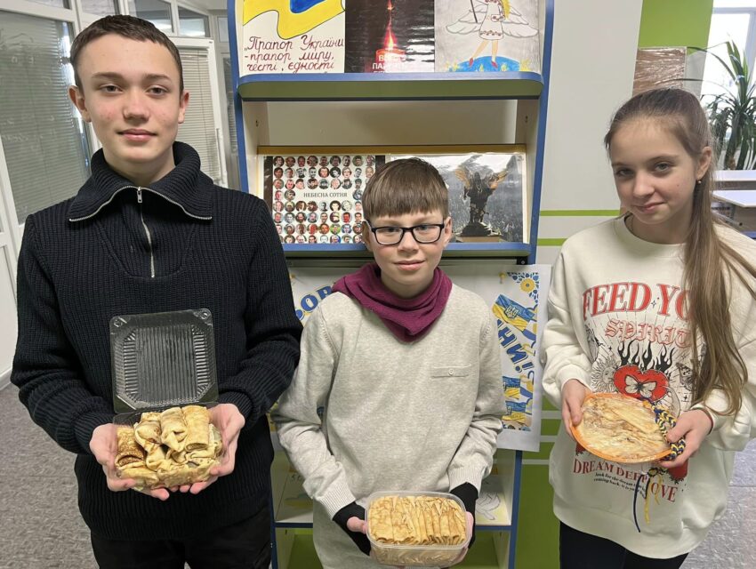 У ліцеї №16 в Кам’янському напекли млинців для захисників
