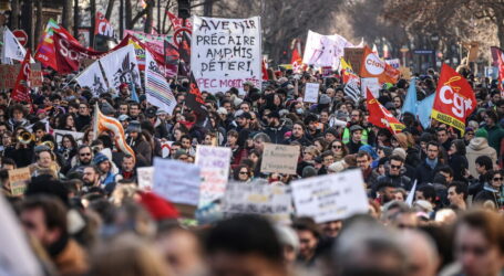 Французи погрожуть «зупинити країну» через урядову пенсійну реформу