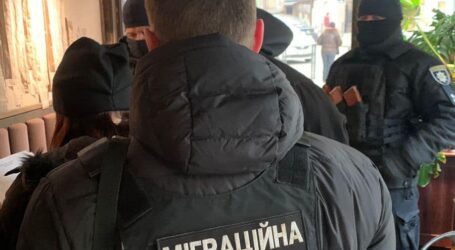 Мешканець Дніпра підробляв «посвідчення волонтера» для відправляння чоловіків за кордон