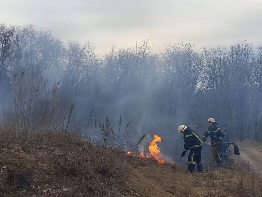 Підпал рослинності – диверсія, нагадали рятувальники мешканцям Кам’янського району