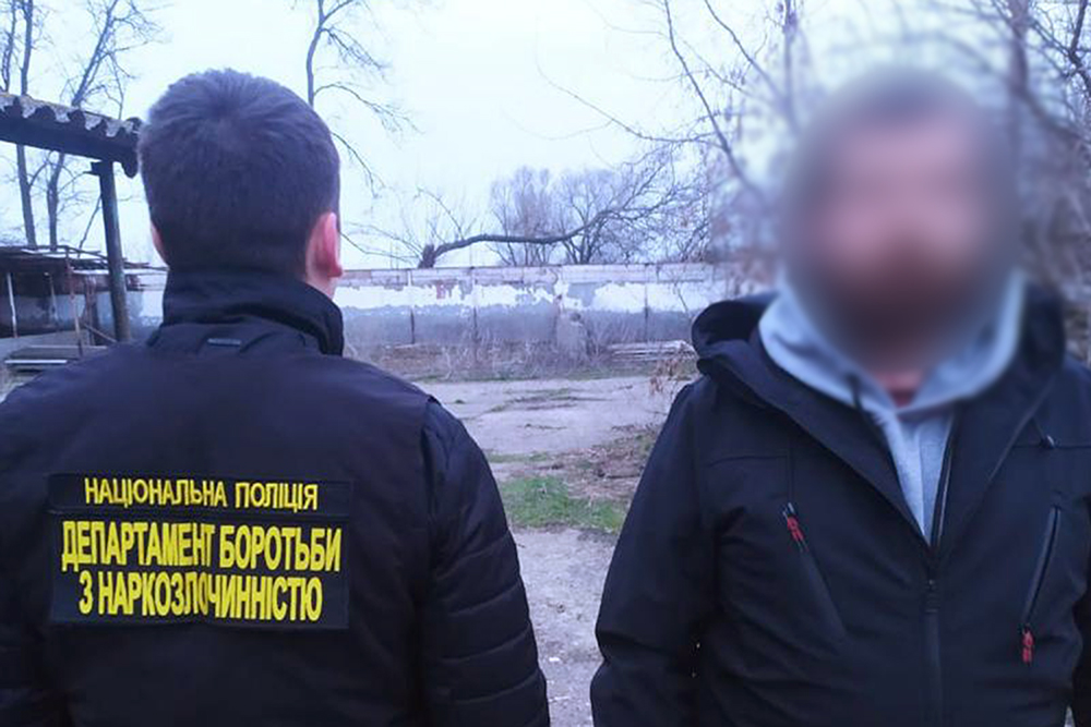 На Дніпропетровщині на закинутій свинофермі викрили нарколабораторію, що продавала «товар» за криптовалюту - ФОТО