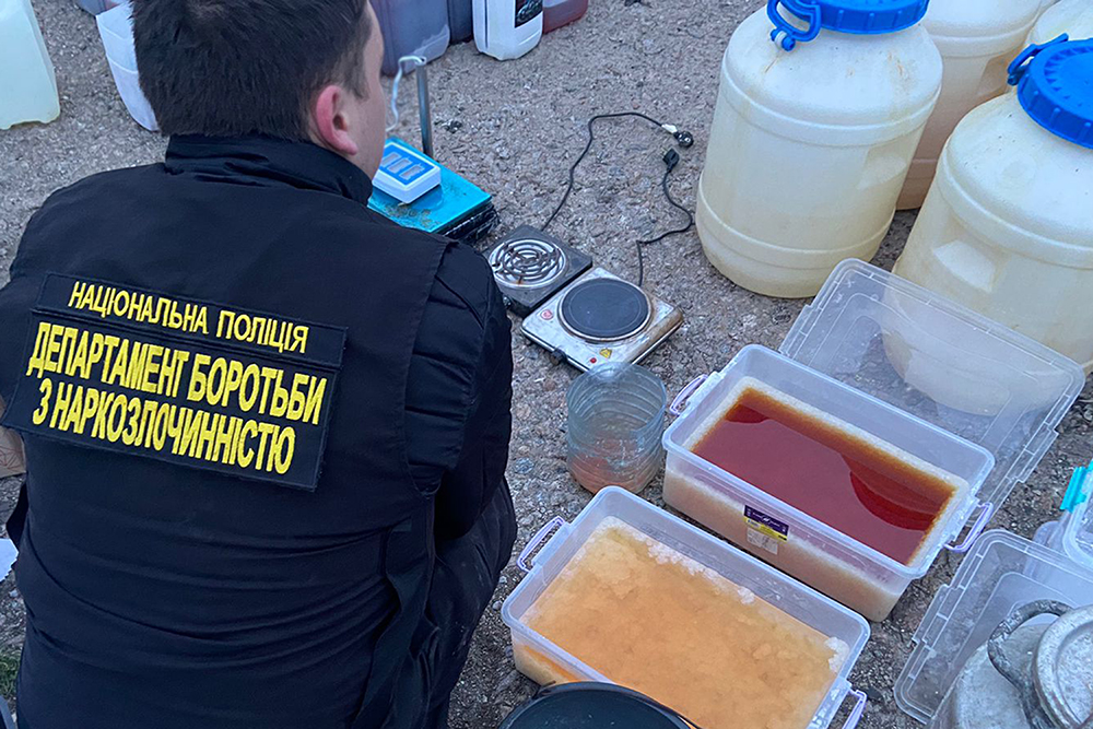 На Дніпропетровщині на закинутій свинофермі викрили нарколабораторію, що продавала «товар» за криптовалюту - ФОТО