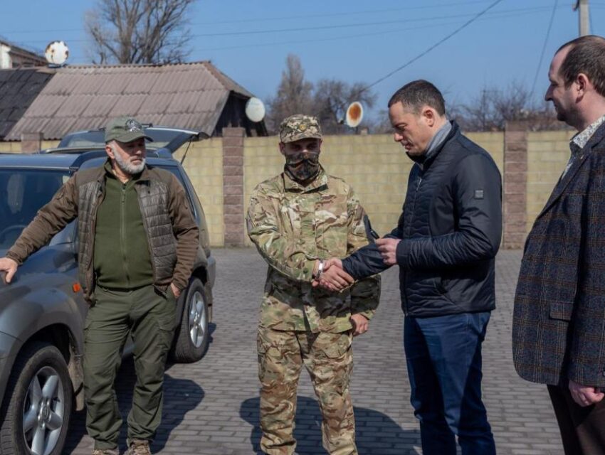 Кам’янське передало військовим черговий позашляховик