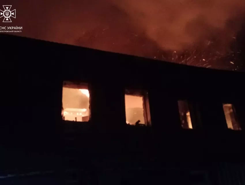 В Кам’янському вогнеборці приборкали пожежу у двоповерховій будівлі