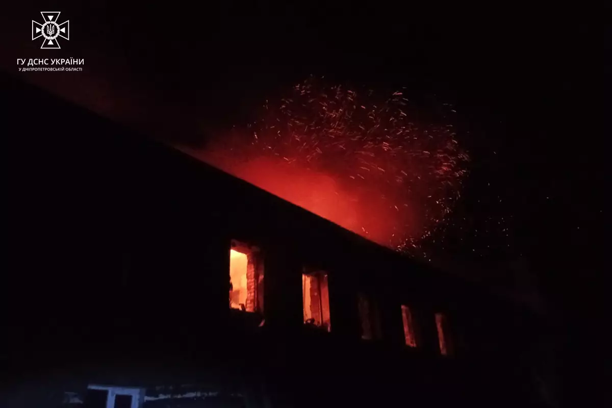 В Кам’янському вогнеборці приборкали пожежу у двоповерховій будівлі - ФОТО