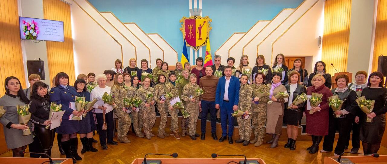Жінки Кам'янського отримали державні нагороди - ФОТО