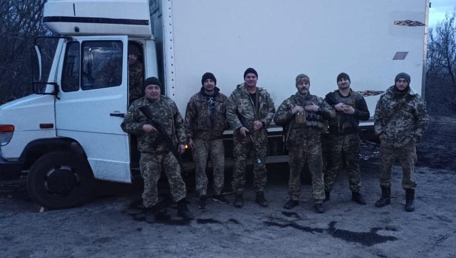 Шістнадцятий автомобіль від освітян Кам'янського поїхав до військових - ФОТО