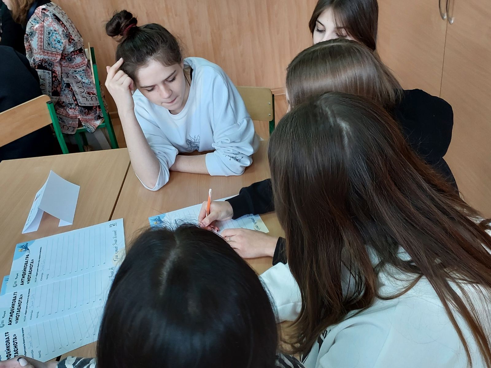 У Кам'янському старшокласники ліцею №11 рятували єнота в антифейковій грі - ФОТО