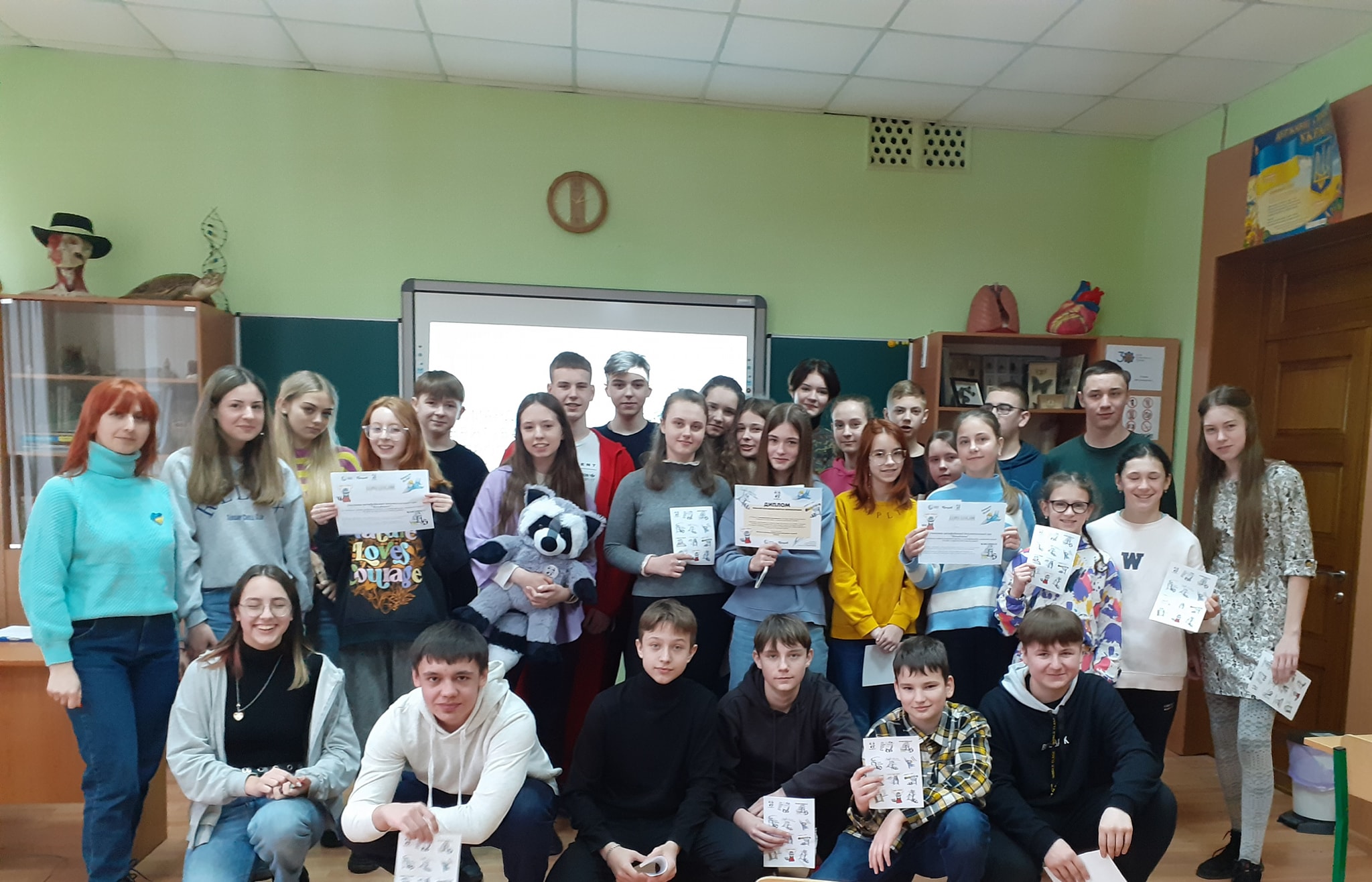 У Кам'янському старшокласники ліцею №11 рятували єнота в антифейковій грі - ФОТО