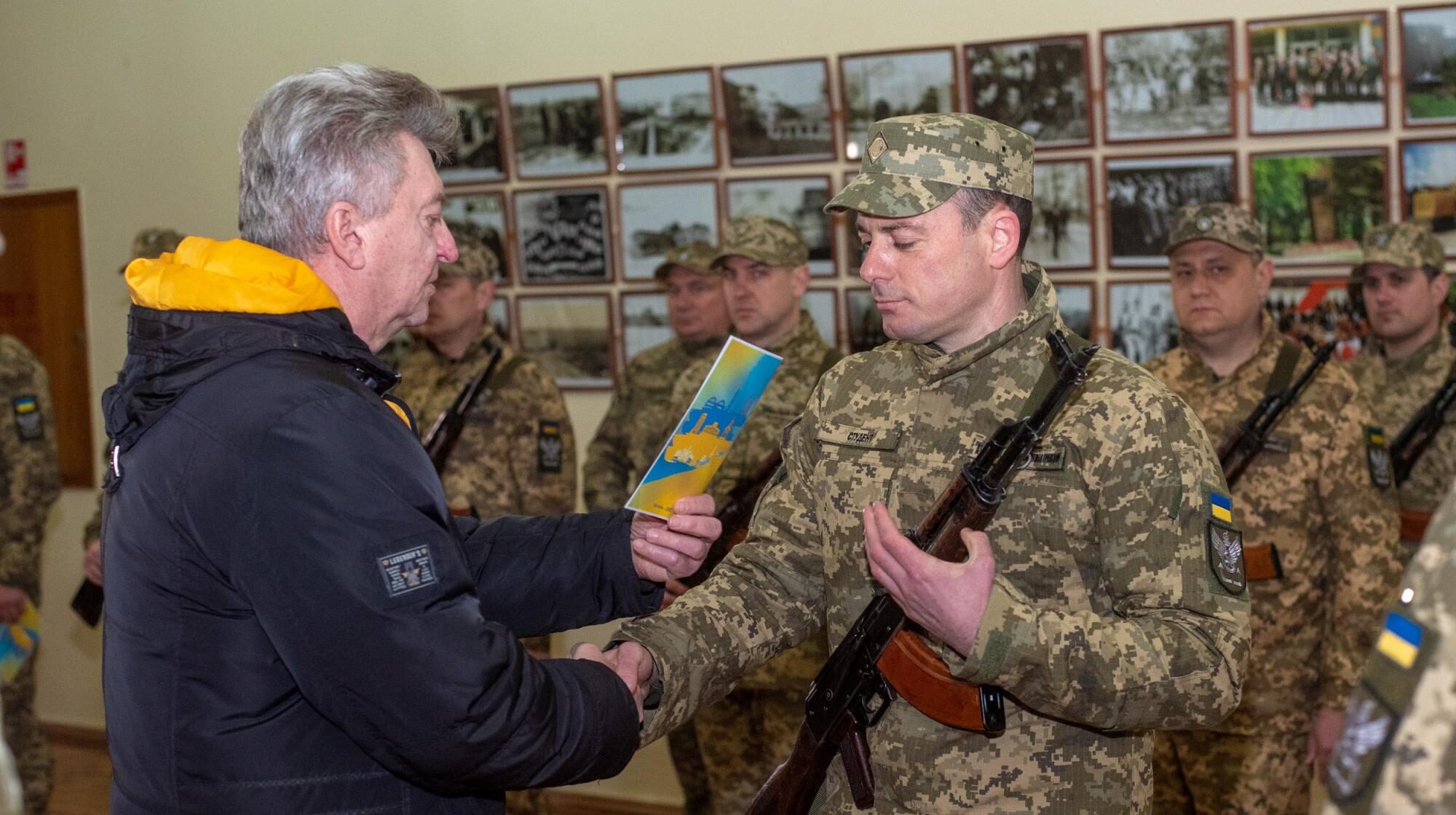 Мер Кам'янського завершив навчання на військовій кафедрі та склав присягу - ФОТО