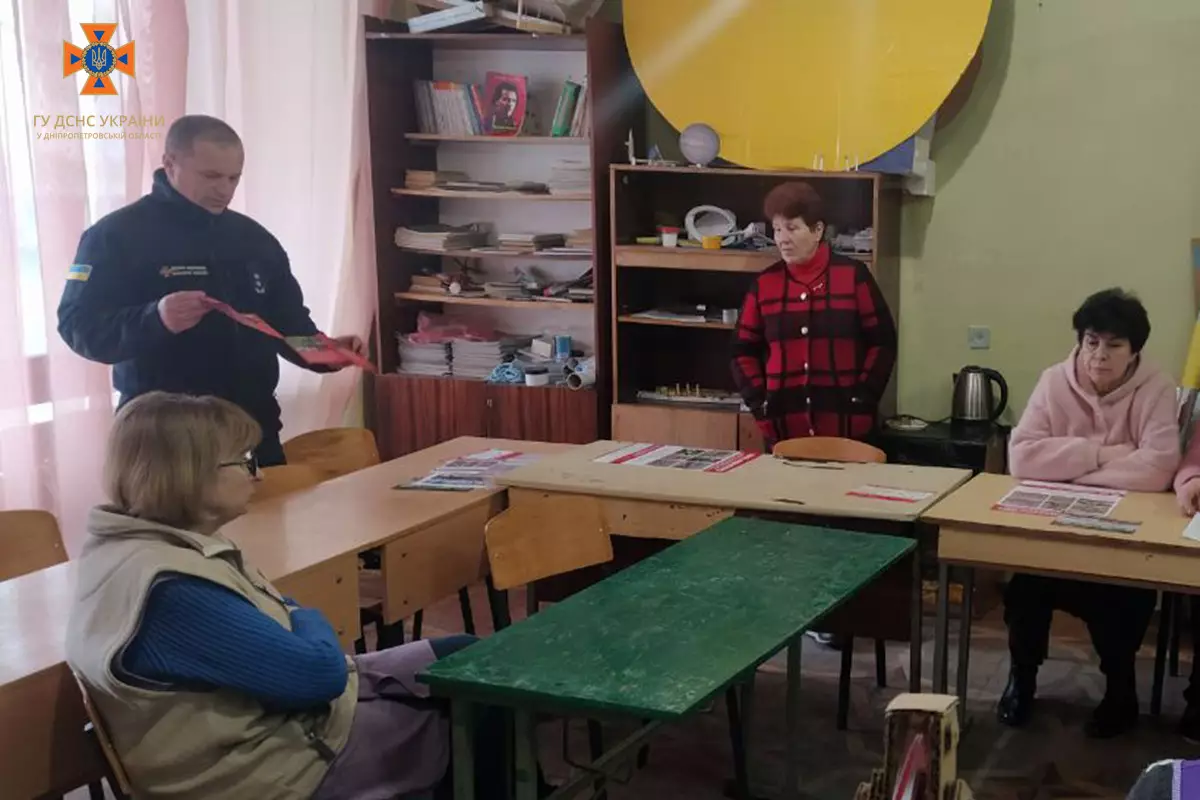 Про безпеку на робочому місці нагадали співробітникам закладів культури надзвичайники Кам'янського району - ФОТО
