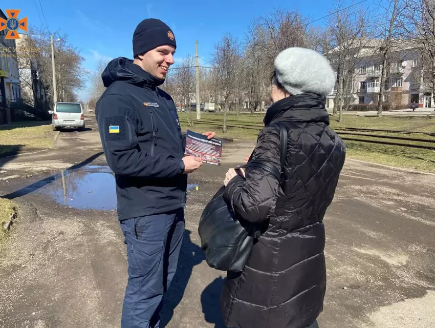 Надзвичайники Кам’янського району нагадали мешканцям про небезпеку вибухонебезпечних предметів