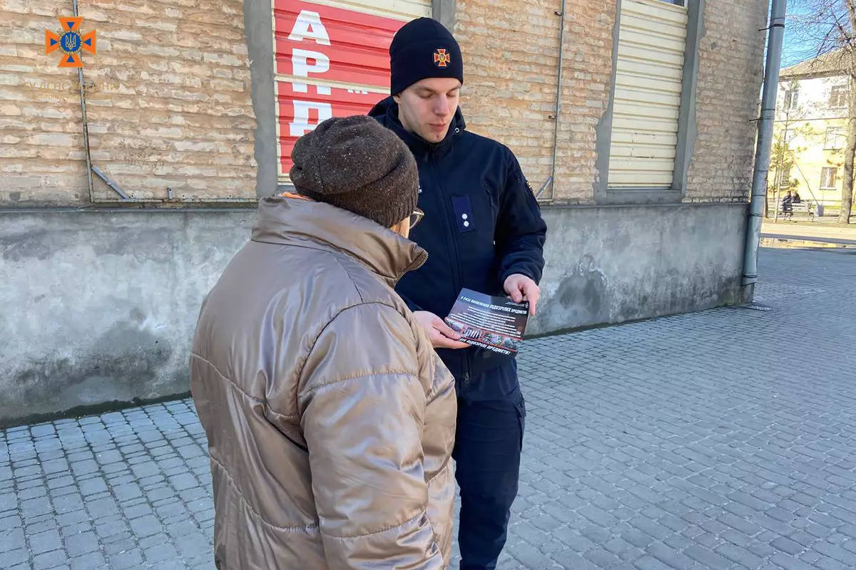 Надзвичайники Кам’янського району нагадали мешканцям про небезпеку вибухонебезпечних предметів - ФОТО