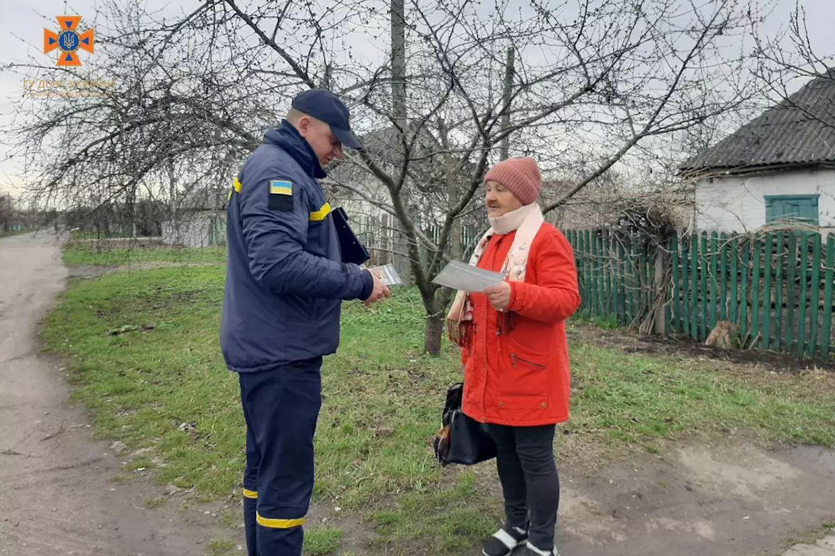 Надзвичайники Кам’янського району нагадали мешканцям про небезпеку вибухонебезпечних предметів - ФОТО