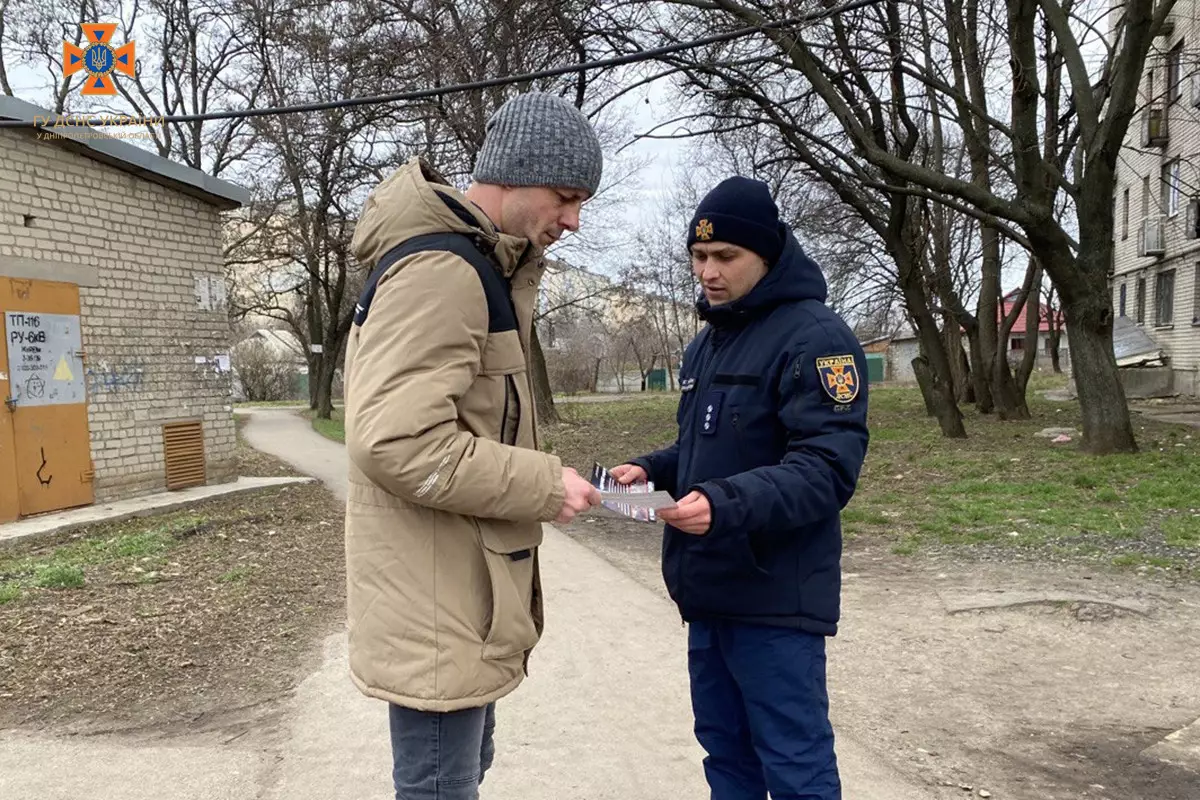 Надзвичайники Кам’янського району нагадали мешканцям про небезпеку вибухонебезпечних предметів - ФОТО