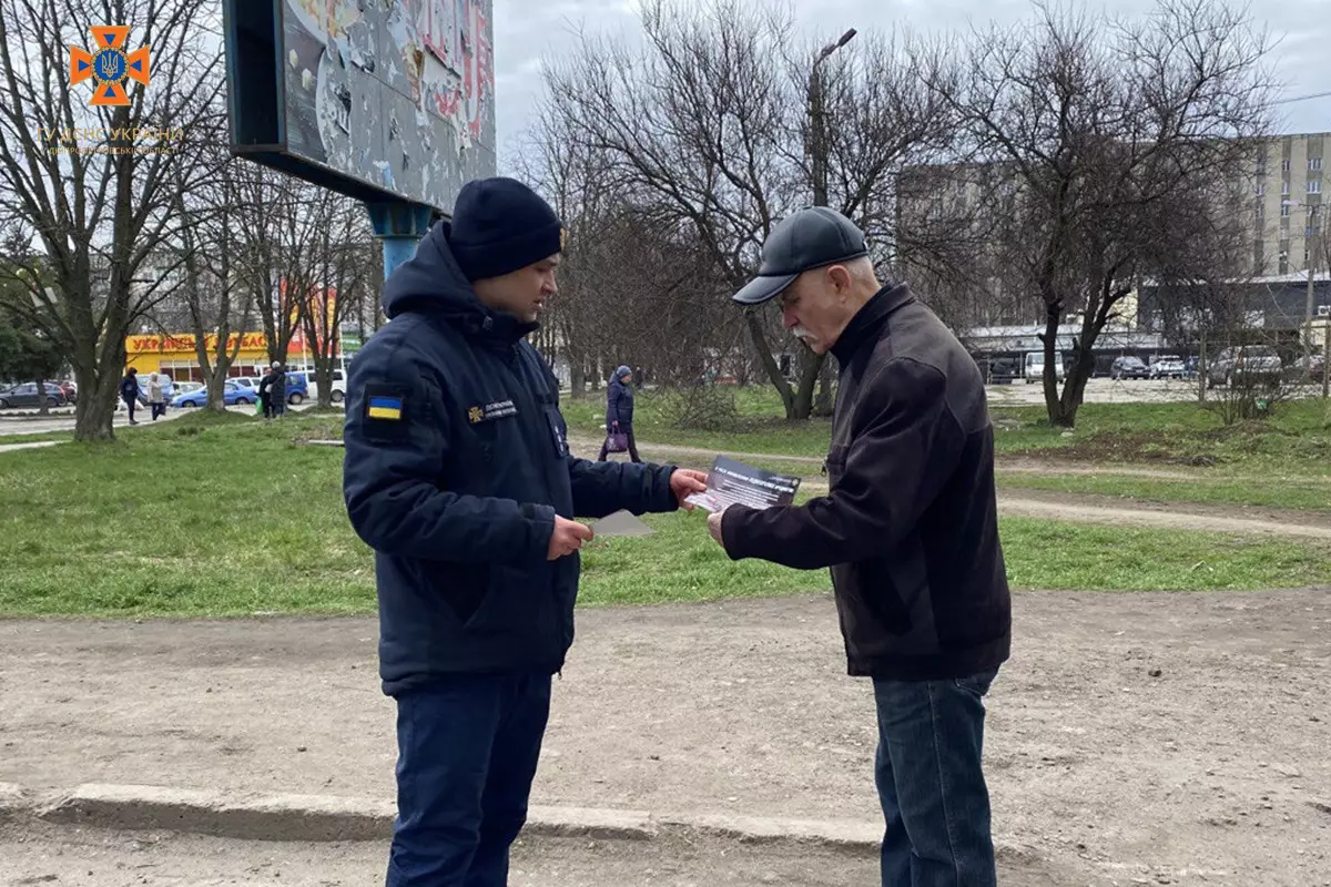 Надзвичайники Кам’янського району нагадали мешканцям про небезпеку вибухонебезпечних предметів - ФОТО