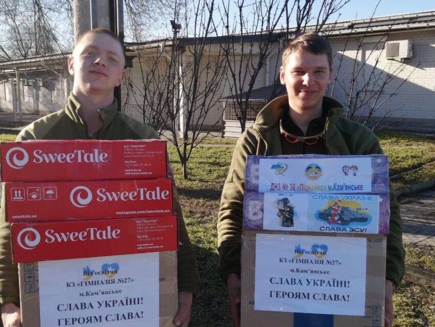 Освітяни Кам’янського відправлятимуть військовим 17-й автомобіль