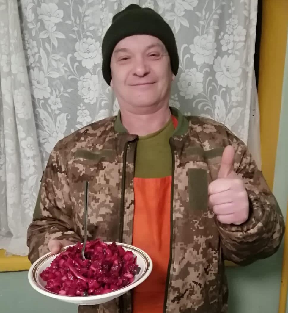 Освітяни Кам'янського відправлятимуть військовим 17-й автомобіль - ФОТО