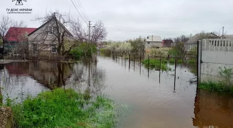 У Курилівці люди на городах руками збирають карасів і коропів