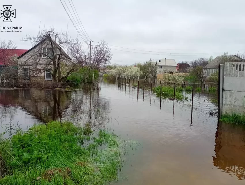 У Курилівці люди на городах руками збирають карасів і коропів