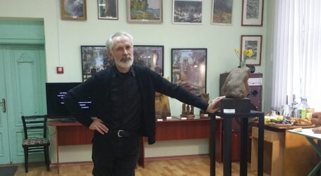 Кам’янський художник Олександр Чегорка малює на землі, на піску і навіть на небі
