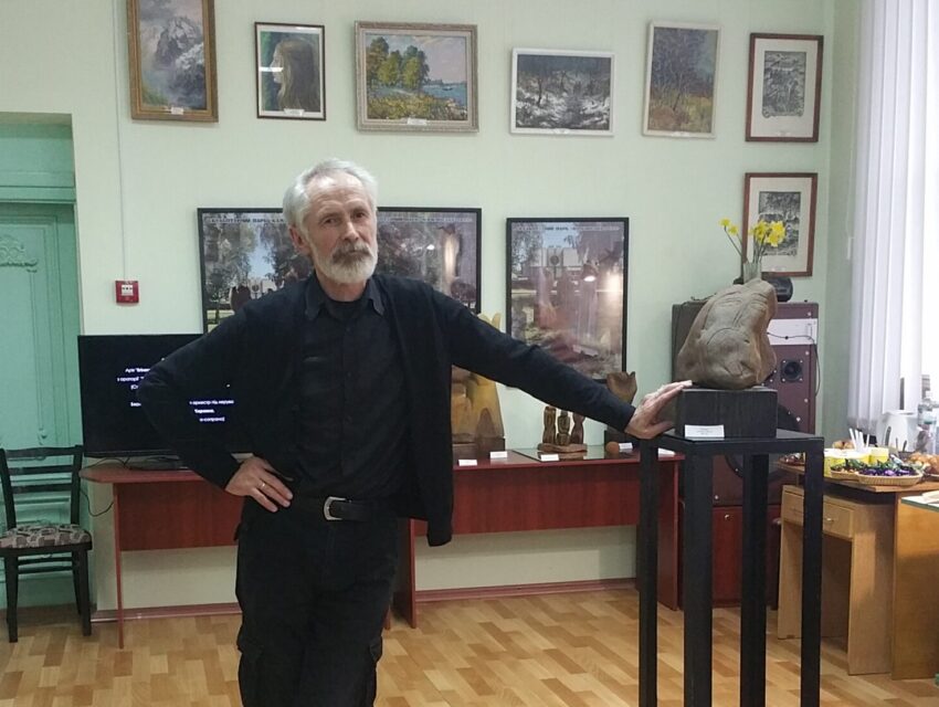 Кам’янський художник Олександр Чегорка малює на землі, на піску і навіть на небі