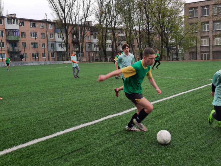 Стали відомі чвертьфіналісти футбольного Кубка Кам`янського міського голови серед школярів