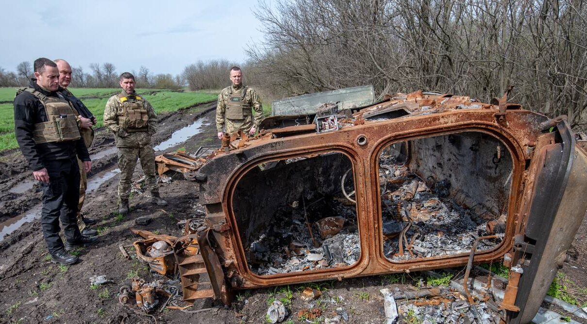 Квадрокоптери та смаколики з Кам'янського відвезли на схід України - ФОТО