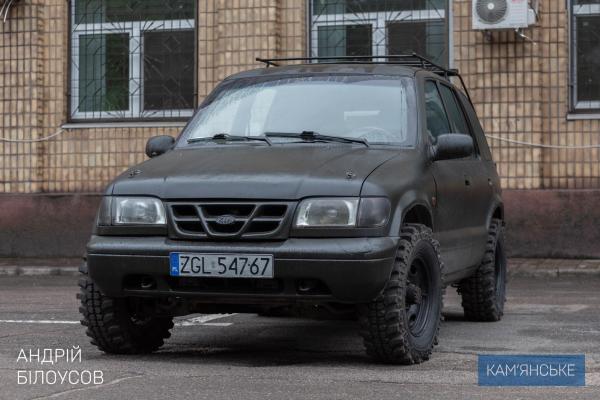 Чергове авто від працівників міськради передали військовим - ФОТО