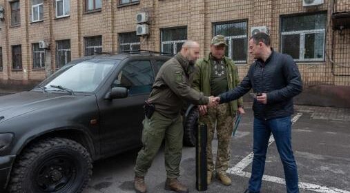 Чергове авто від працівників міськради Кам’янського передали військовим