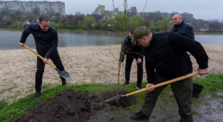 Кам’янське прийняло челендж з озеленення, на БАМі висадили понад 50 молодих дерев